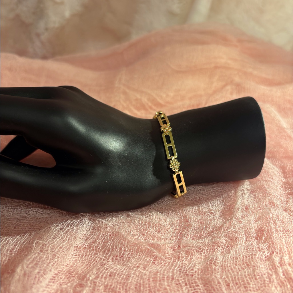Elegant Gold Link Bracelet